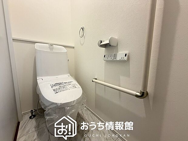 【トイレ】汚れてもサッとひと拭きでお手入れ簡単、エコ仕様の温水洗浄便座付きのトイレです。
バリアフリーにも配慮しています。