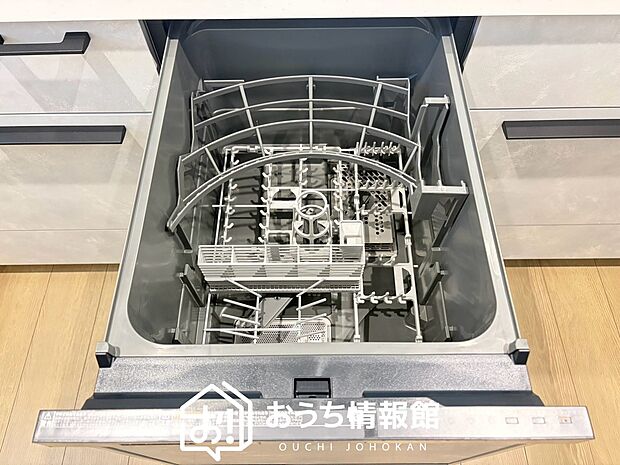【食器洗い乾燥機】食後の時間にゆとりを与えてくれる食器洗い乾燥機。
操作ボタンも上面にあるので、腰をかがめずに操作ができラクラクです。