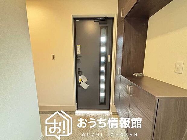 【現地写真（玄関）】玄関には、大型のシューズ収納を設置しています。