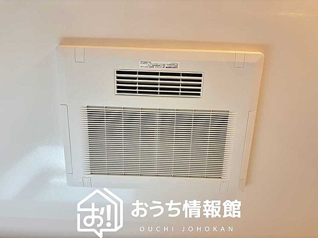 【電気式浴室暖房換気乾燥機】寒い冬場はあたたかく、暑い夏場は扇風機のような心地よさです。
雨の日は、浴室が衣類乾燥スペースになります。