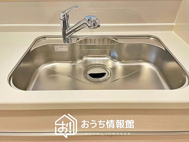 【浄水器内臓ハンドシャワー付シンク】広々とした凸型シンクに洗剤ポケットを標準装備。すっきり収納できます。
また、蛇口の先端に浄水器を内蔵しているため場所をとりません。