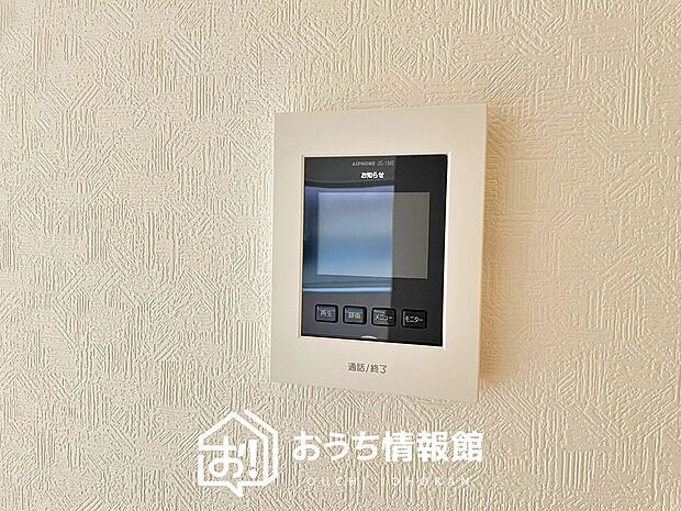 【TVモニター付インターホン】手放し通話ができ、送話表示灯で送話・受話状態が確認できます。
映像と音声で玄関先の様子をチェックできるモニター機能や、夜間の訪問者の顔も確認できるLEDライトを装備しています。