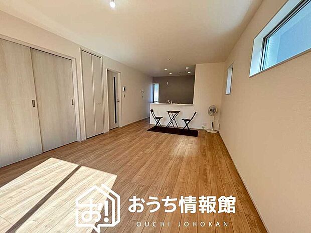 【現地写真(リビング)】フローリング材には、木目、色調など木材特有の風合いがあり、ナチュラルな美しさになっています。