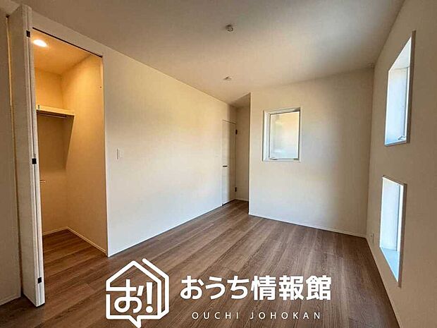 【現地写真（洋室）】木目の美しさを際立たせるシンプルデザインの建具を使用しています。