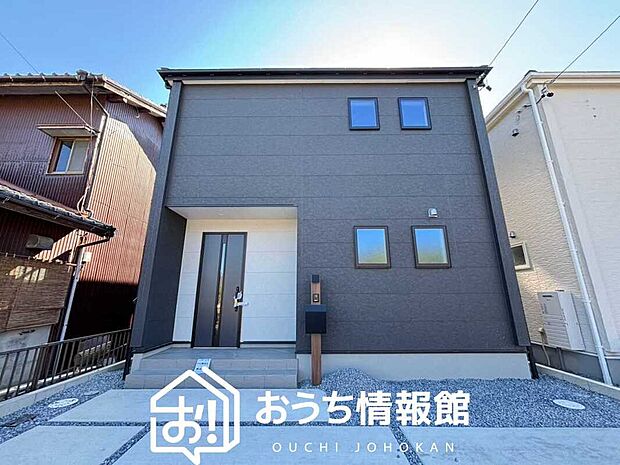 【現地写真（外観）【２号地】】軽くて火災に強い屋根材を採用し、地震時の建物への負担や揺れを軽減しています。