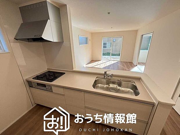 【現地写真（キッチン）】収納たっぷりのシステムキッチン、浄水器付水栓を標準装備しています。