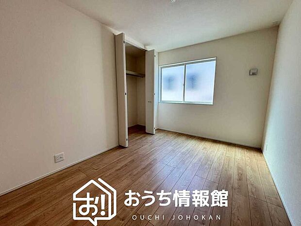【現地写真（洋室）】木目の美しさを際立たせるシンプルデザインの建具を使用しています。