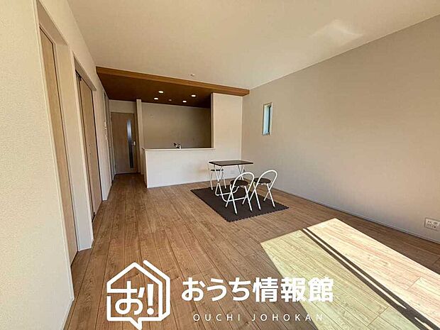 【現地写真（リビング）】フローリング材には、木目、色調など木材特有の風合いがあり、ナチュラルな美しさになっています。