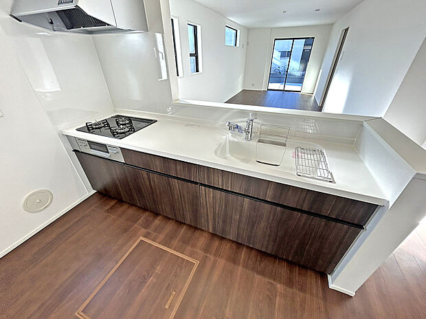 【Kitchen:1号棟】
開放感あるカフェスタイルのおしゃれなカウンターキッチン採用!
リビング全体が見渡せられるので、子供の様子を見ながら、家族との会話を楽しみながら料理ができます!