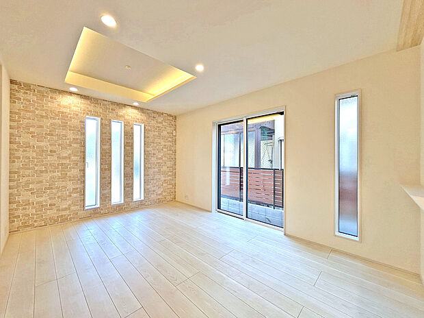 【LDK:14.1帖】2号棟
折上天井に合わせたアクセントクロスが空間全体を引き締め、シックな印象を与えています。