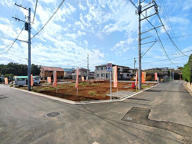 【外観：11月】
全16邸のビッグコミュニティが誕生しました！
断熱・省エネ性能に優れたZEH水準住宅！全棟太陽光発電が搭載している創エネ住宅！
即日ご案内希望にご対応致します！参考物件へも案内可能！