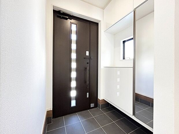 【施工例：Entrance】
小中学校まで徒歩8分圏！保育園・幼稚園も徒歩圏内に複数点在しているので、共働きの子育て世帯にも安心して過ごせる環境となっています！