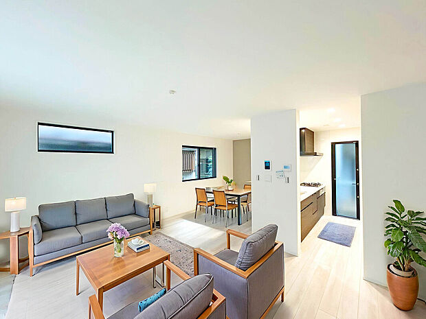 【LDK：18.37帖】
床暖房が備わっているLDK。
本画像はCGで作成しており、実際に現地に家具は配置しておりません。また、価格に家具は含まれません。