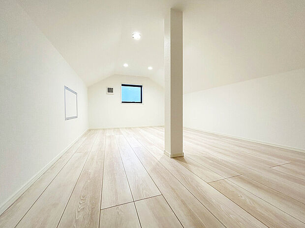 【小屋裏収納】
家の空間を効率的に活用でき、収納力を大幅にアップさせることができます。限られた住宅面積を最大限に活用したい人にとって、非常に役立ちます。