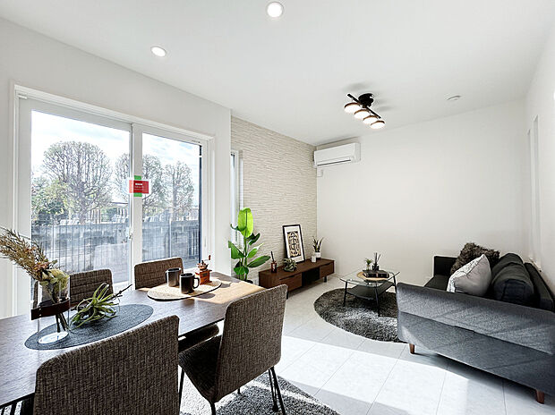 【LDK：11.6帖】
床暖房が搭載されたリビング。
冬場の寒い時期でも足元から温まることが出来ます。埃が舞う心配も減り、小さなお子様も安心して過ごすことが出来ます。