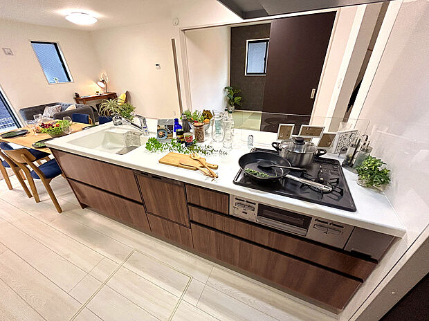 【Kitchen:VII-2号棟】
あると便利な食洗器搭載キッチン。手洗いの時間や労力を大幅に削減でき、家事の効率化が図れ、空いた時間に他の作業やのんびり家族との時間が増えます。