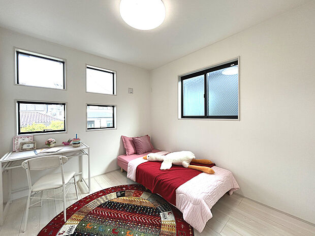 【Room 5.25帖:VII-2号棟】
カースペース2台分備わったゆとりのある全棟120m2超(約36坪)の敷地!開放的な空間での暮らしを望めます。