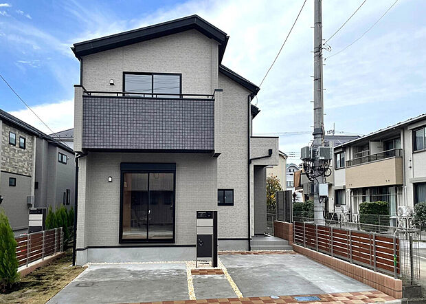 【外観】
太陽光パネル搭載の長期優良住宅となっており、快適性・安全性・耐久性など優れた高仕様!
耐震等級3×制震ダンパーで繰り返す地震に強い住まいとなっております!