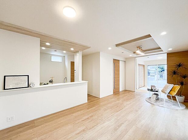 【LDK:1号棟】
カウンターキッチンでリビングに居る家族ともコミュニケーションが取りやすい造り。折上天井が開放感とメリハリを演出。