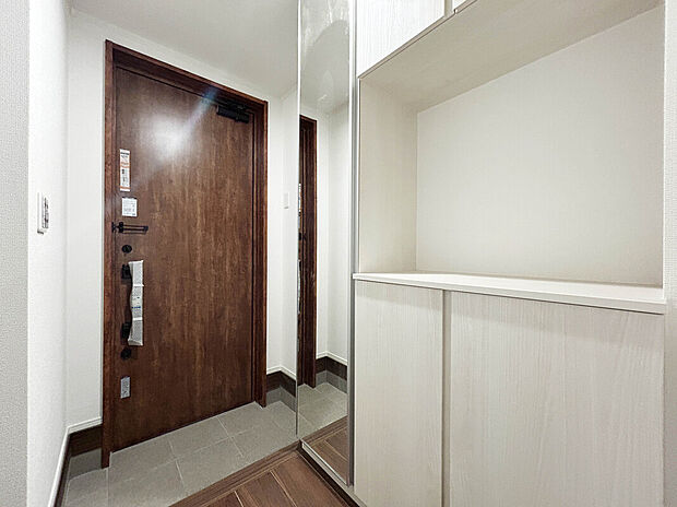 【Entrance:1号棟】
鏡面仕上げシューズボックスが備わっており、お出掛け前に髪型や服装をチェックすることができます。