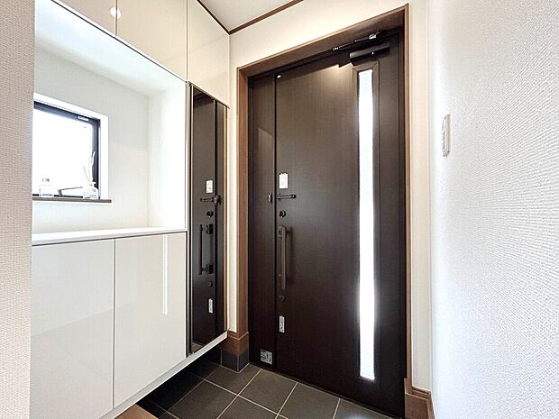 【施工例：Entrance】
スーパーやコンビニ・ドラックストアなどの買い物施設も駅周辺や徒歩圏内に充実しているので、帰宅時やふと思いついたとき気軽に出掛けられます。