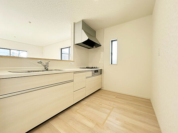 【施工例:Kitchen】
開放感あるカフェスタイルのおしゃれなフルオープンキッチン採用!リビング全体が見渡せられるので、子供の様子を見ながら、家族との会話を楽しみながら料理ができます!