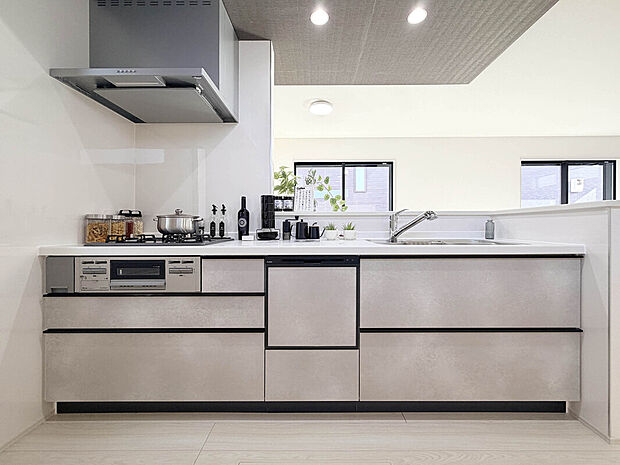 【建物プラン例:Kitchen】
断熱等性能等級5/一次エネルギー消費量等級6をクリアするZEH水準仕様、耐震等級3を含む住宅性能評価6項目で最高等級を取得する高品質な住まいをご提案。