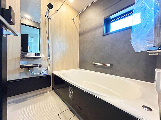 【【Bath Room】】1坪タイプのバスルーム。足を伸ばしてゆったりと浸かることが可能。浴室暖房換気乾燥機も搭載されて、冬の時期でも浴室内を暖かくでき、ヒートショックの防止にも繋がります。