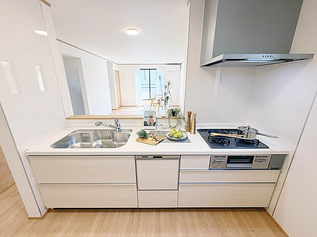 【【Kitchen】】開放感あるカフェスタイルのおしゃれなフルオープンキッチン採用！リビング全体が見渡せられるので、子供の様子を見ながら、家族との会話を楽しみながら料理ができます！