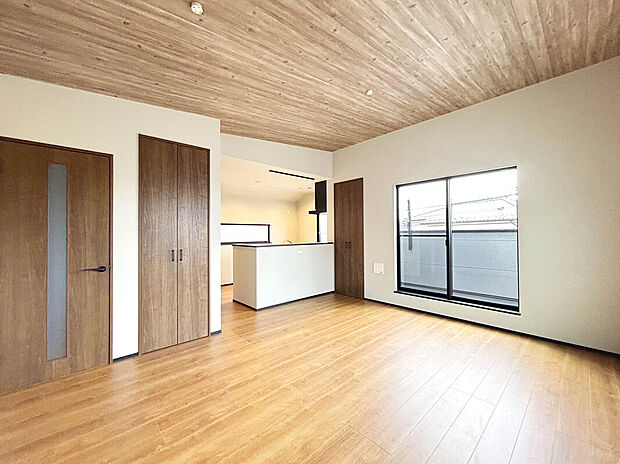 【【LDK：15.5帖】】天井にアクセントが加えられ、木のぬくもりを感じられるおしゃれな空間。
南側バルコニーに面した明るいLDK空間となっています。