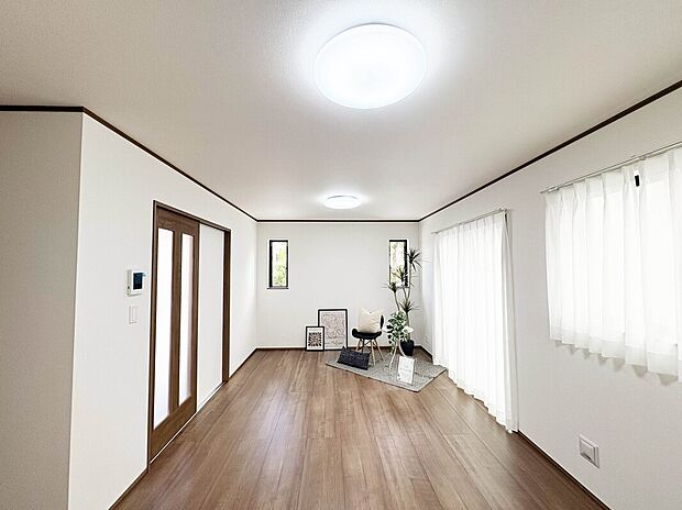 【【LDK 17帖:1号棟】】15帖超に4部屋プランで広々とした間取り!南面にバルコニーが備わっており、陽光が差し込みやすく、明るく暖かな空間で優雅な時間を過ごせます。