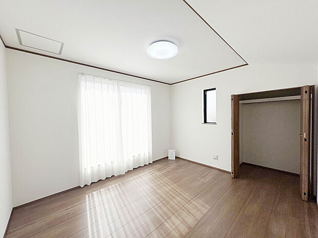 【【LDK 15.62帖:2号棟】】キッチン横の収納スペース。パントリーとしても利用可能。常温保存が可能な食料品や調味料、食器、消耗品、日用品などをストックしておくことができ、キッチン周りをスッキリと見せます。