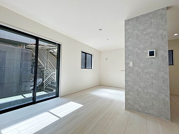 【【LDK:1号棟】 】キッチン横にパントリーとして利用可能な収納スペースがあり、常温保存が可能な食料品や調味料、食器、消耗品、日用品などをストックしておくことができます。