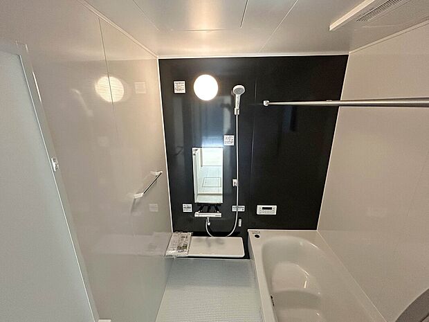 【【Bath Room】】1坪タイプのバスルーム。足を伸ばしてゆったりと浸かれるのはもちろん、洗い場も広さがあるので立ったりしゃがんだりする動作もスムーズに行えます。