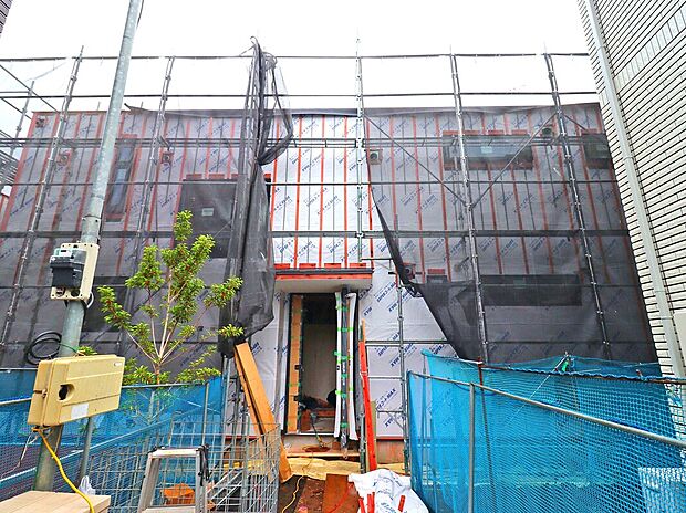 【【外観：12月上旬撮影】】アプローチが長く、玄関まで距離のある隠れ家のような住まい。プライバシー性にも優れた敷地形状。