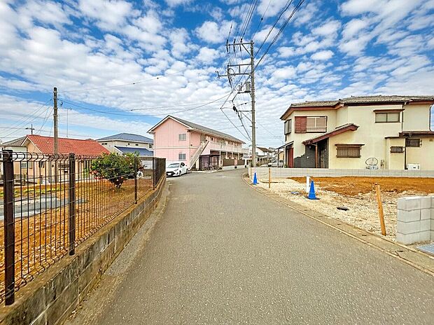 【【前面道路：12月上旬撮影】】保育園徒歩10分、小学校徒歩5分と小さなお子様の送り迎えや通学も安心の徒歩圏内に教育施設が点在している住環境。また、公園が徒歩7分圏内に充実した子育てに適した緑豊かな環境となっています。