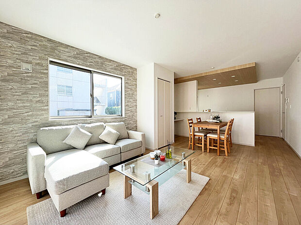 【【施工例：LDK】】家具を置いてもゆとりあるLDK17帖。隣接する居室を開放すればさらに広々とした空間を楽しむことが可能です！