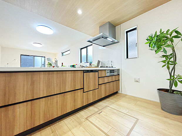 【【Kitchen】】あると便利な食洗器搭載キッチン。手洗いの時間や労力を大幅に削減でき、家事の効率化が図れ、空いた時間に他の作業やのんびり家族との時間が増えます。