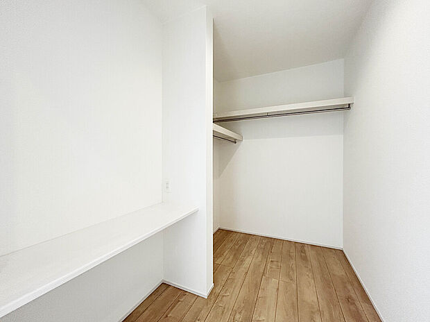 【【ファミリークローゼット】】スペースが確保されているため、アイテムごとに収納を分けて整理することができます。棚やハンガーパイプ、引き出しを配置することで、衣類や小物を見やすく、取り出しやすくできます。