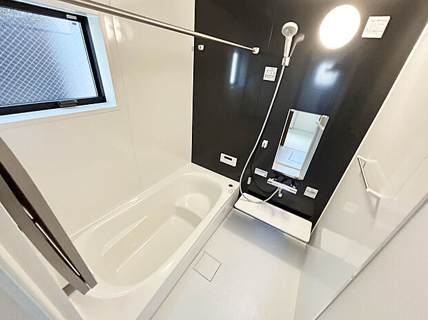 【【Bath Room】】1坪タイプのバスルーム。足を伸ばしてゆったりと浸かれるのはもちろん、洗い場も広さがあるので立ったりしゃがんだりする動作もスムーズに行えます。