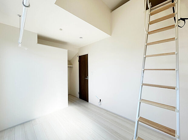 【【Room 5.5帖:1号棟】】小屋裏収納・ウォークインクローゼットが完備された収納豊富な物件。