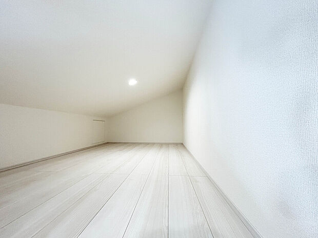 【【小屋裏収納】】季節家電や趣味の道具など大きく場所を取りがちなモノを収納することが可能。外部から場所を借りることなく、空間を広く快適に保つことが出来ます。