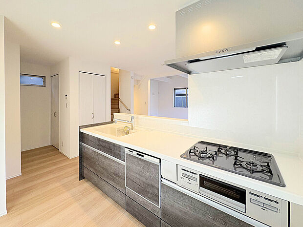 【【Kitchen】】あると便利な食洗器搭載キッチン。手洗いの時間や労力を大幅に削減でき、家事の効率化が図れ、空いた時間に他の作業やのんびり家族との時間が増えます。