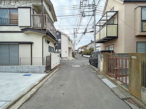 【【前面道路】】京王線「国領」駅徒歩12分、京王線「調布」駅や小田急線「狛江」駅も利用可能な好立地に佇む邸宅!
