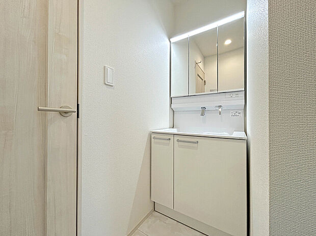 【【Wash Room】】機能美とデザイン性を両立させた3面鏡付の洗面化粧台。視覚的に広がり感を持たせるだけでなく、機能的にも優れています。