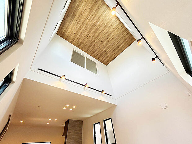 【【LDK：17.3】】開放的な吹抜が印象的なリビング。
採光窓が多く、日中は優しい陽射しが降り注ぐくつろぎ空間となります。