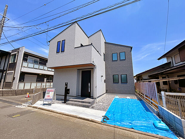 【【外観】】床暖房が搭載された17帖超の吹き抜け仕様LDK。開放感溢れるプランニングで心安らぐ暮らしを叶えてくれます。