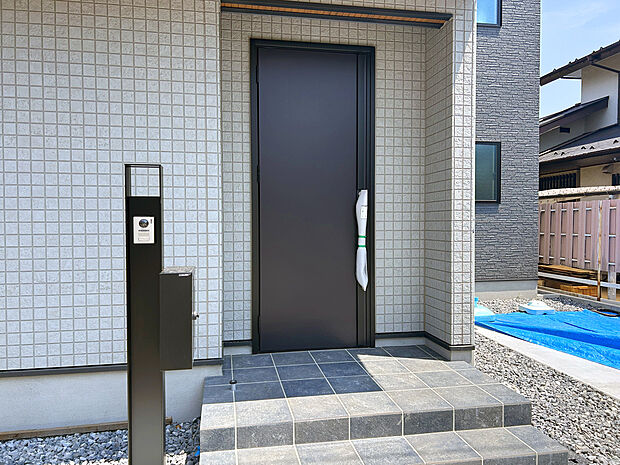 【【Entrance】】スーパーやコンビニなど商業施設が徒歩10分圏内に点在しており、普段の生活を豊かにしてくれます。