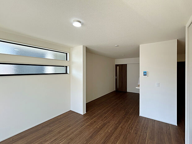 【【LDK 15.5帖:2号棟】】リビング収納付きで掃除道具などを見せない収納をすることが可能。