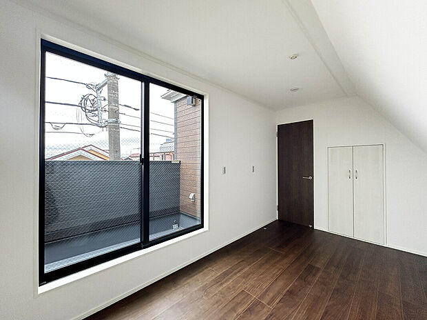 【【Room:1号棟】】の太陽光を取り入れやすいため、部屋が暖かくなり、暖房の使用が減る可能性があります。エネルギー効率が向上することで、光熱費の節約にもなります。